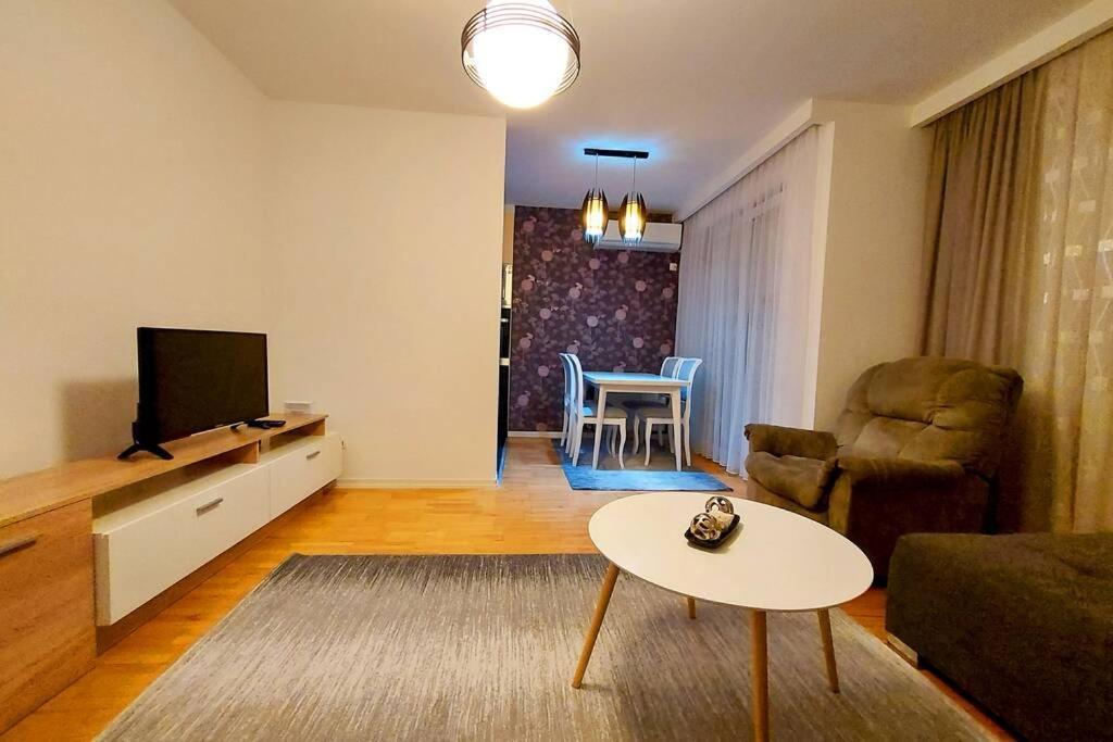 Apartment 13C Pristina Esterno foto